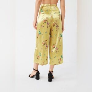 Urban Outfitters Clarissa Silky Floral Culotte Pant size S